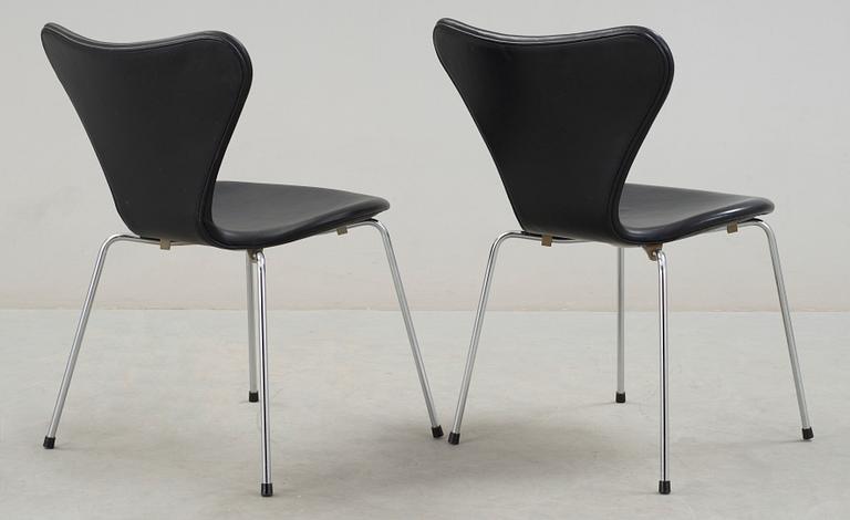 STOLAR, ett par, "Sjuan", Arne Jacobsen, Fritz Hansen, formgiven 1955.