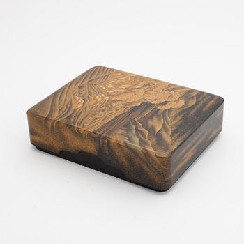 A fine Japanese laqcuer Ryoshibako paper box with cover, presumably Meiji-period, (1868-1912).