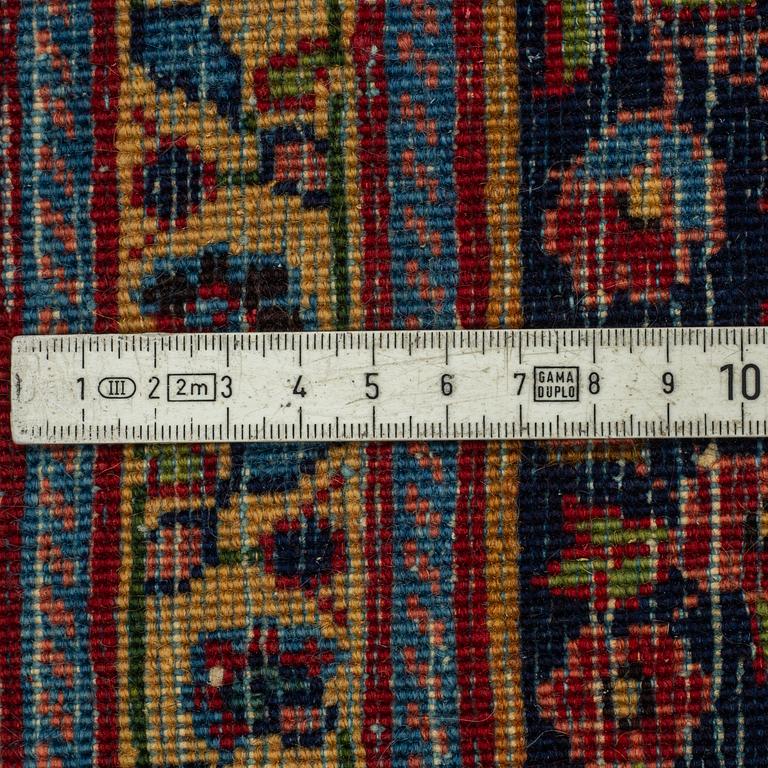A RUG, semi-antique west persian, ca 190 x 140 cm.