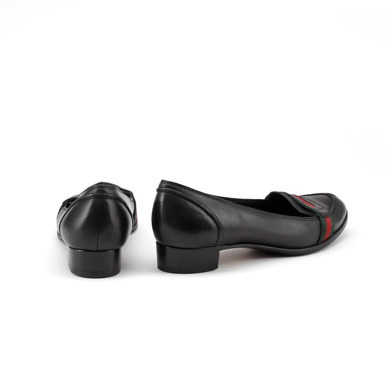 GUCCI, a pair of black lady loafers. Size 37,5.