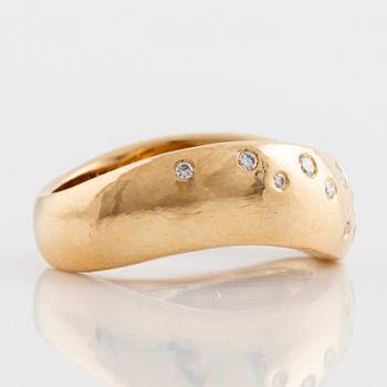 Ring, Engelbert, 18K guld med briljantslipade diamanter.