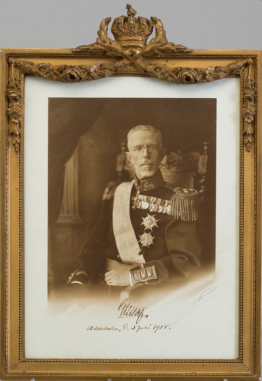 A PAIR OF ROYAL PHOTOGRAPHS WITH AUTOGRAPHS, Gustaf and Victoria. Signed, 1918.