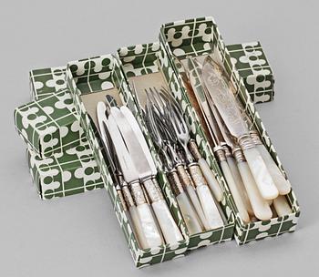 FISKBESTICK, bl a nysilver samt pärlemor, bl a England, 59 delar, 1900-tal.