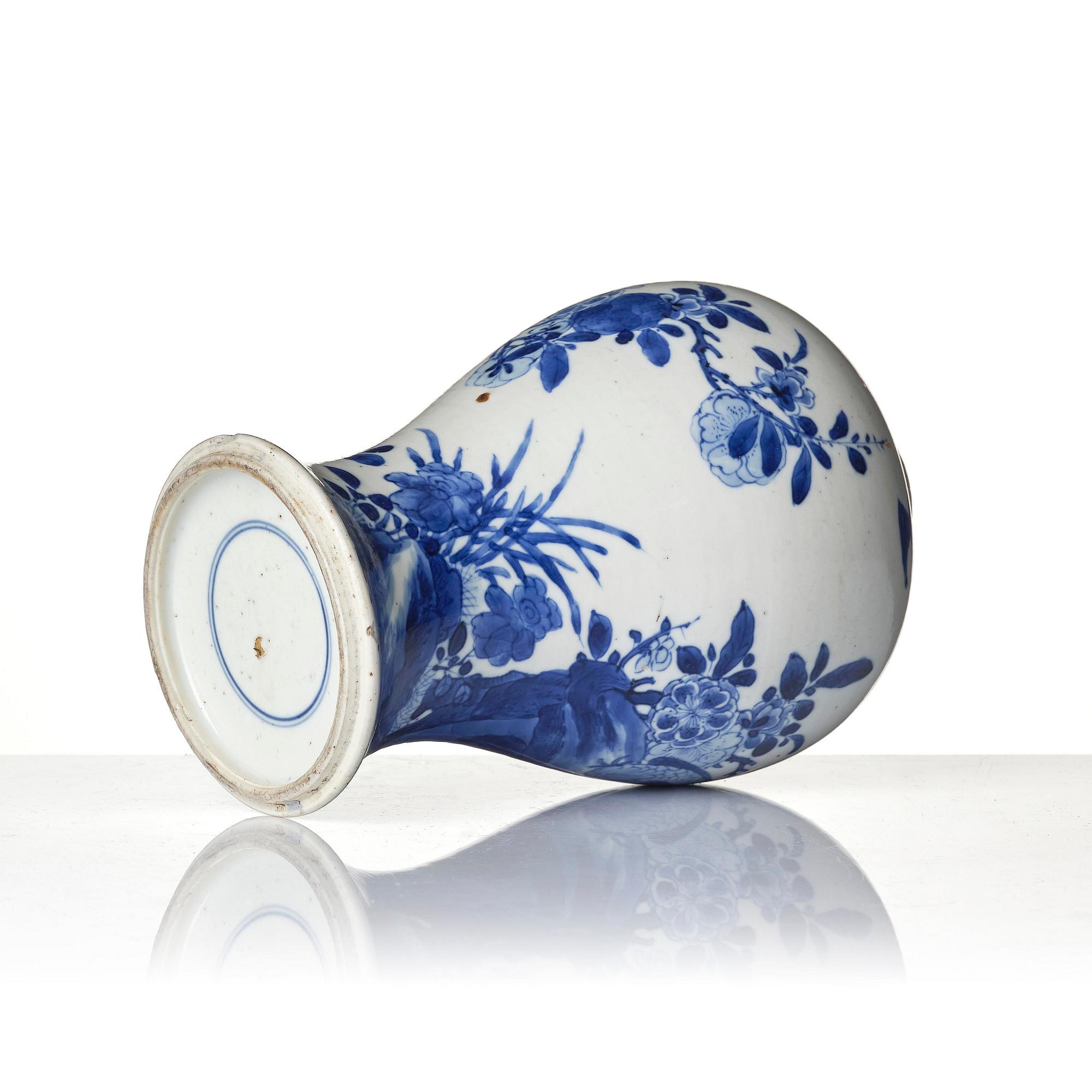 A blue and white vase, Qing dynasty, Kangxi (1662-1722).
