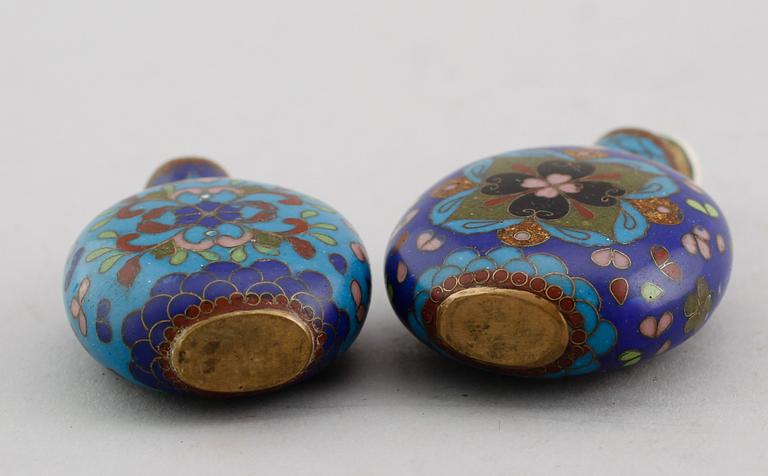 SNUSFLASKOR, 2 st, cloisonné, Kina, 1800-/1900-tal.