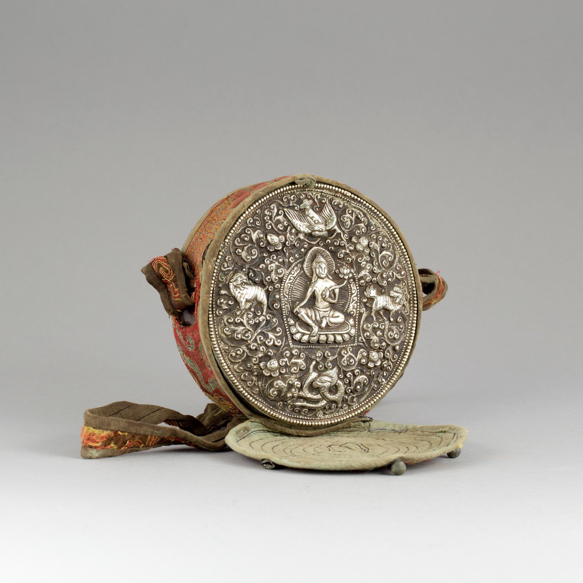 BÖNEBOX, försilvrad koppar, Tibet, 1900-tal.