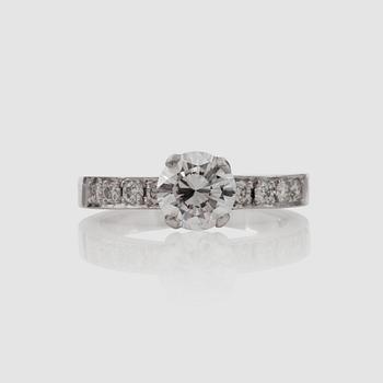 1334. A brilliant-cut diamond, 1.38 cts, circa E/VS, and side stones 0.32 ct in total, ring.