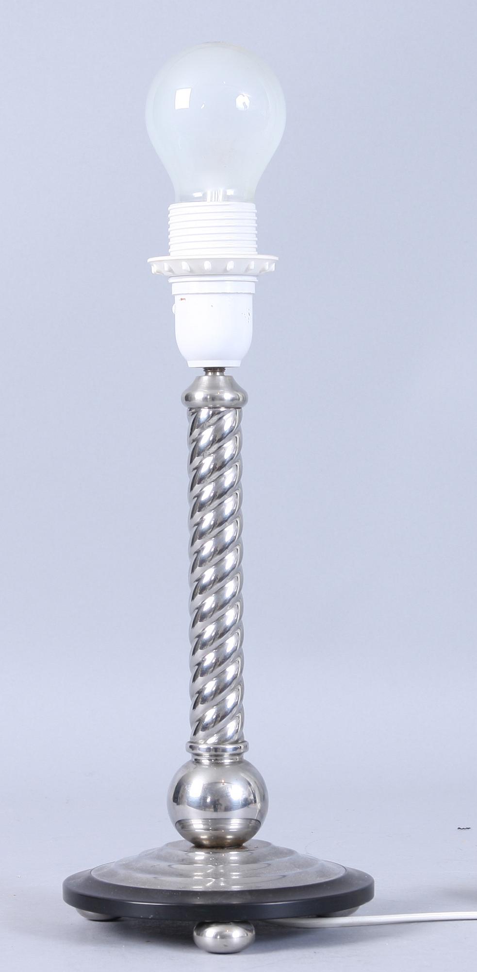 KANDELABRAR, ett par samt BORDSLAMPA, vitmetall, delvis Danmark, 1900-tal.