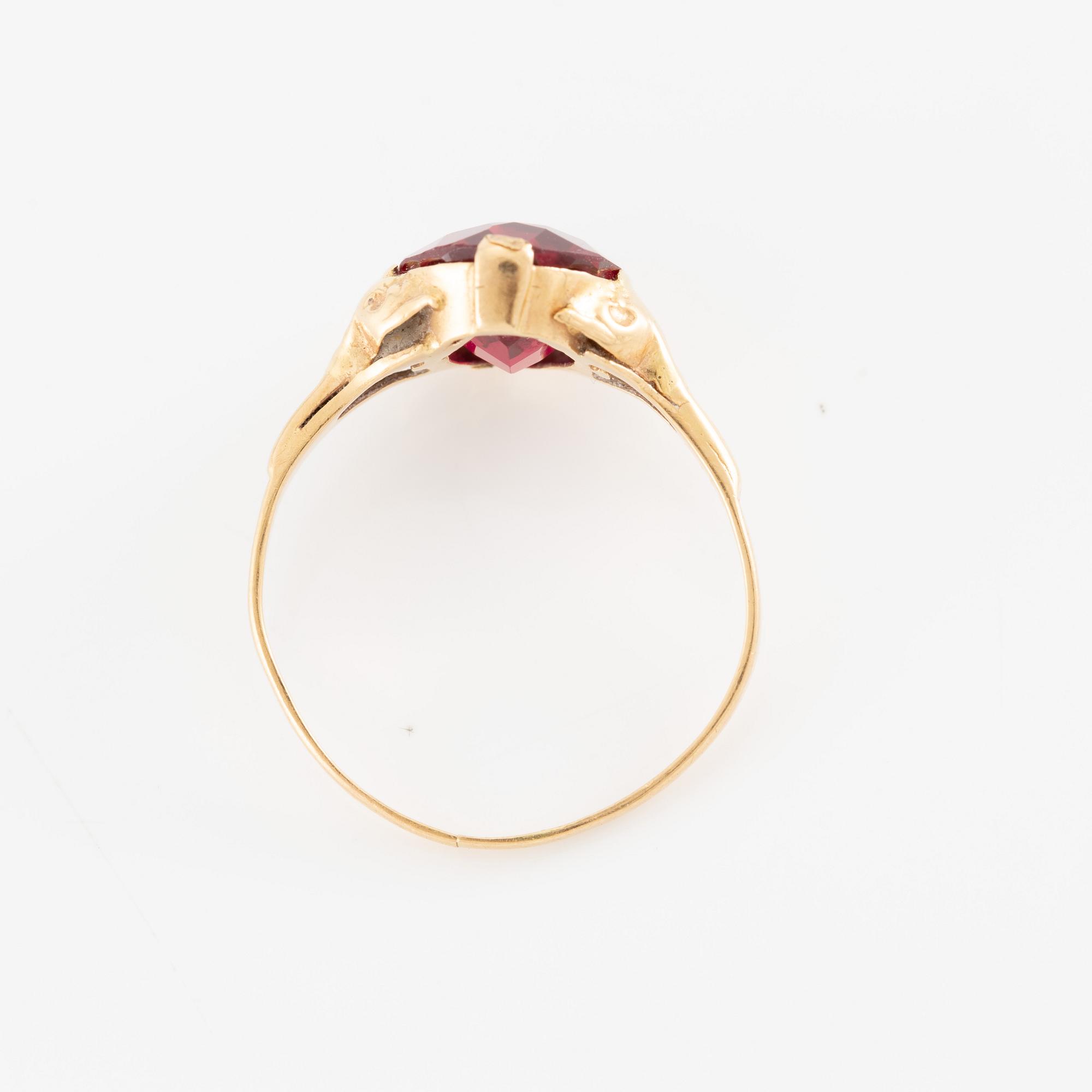 Ring 18K gold with red synthetic stone.