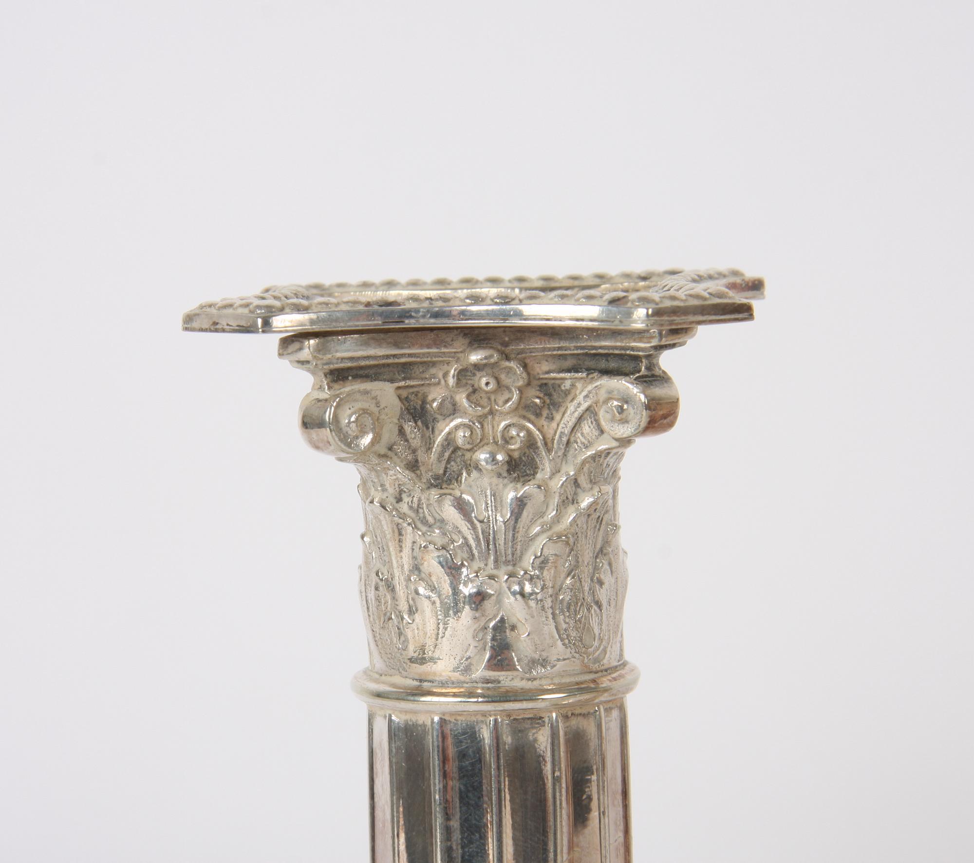 LJUSSTAKAR, ett par, nysilver, trol England.