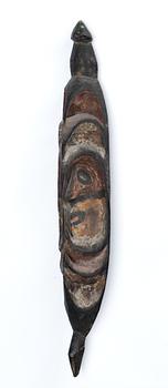 FLÖJTSTOPPARE. Bemålat träd. Nya Guinea, Oceanien, omkring 1950. Höjd 70,5 cm.