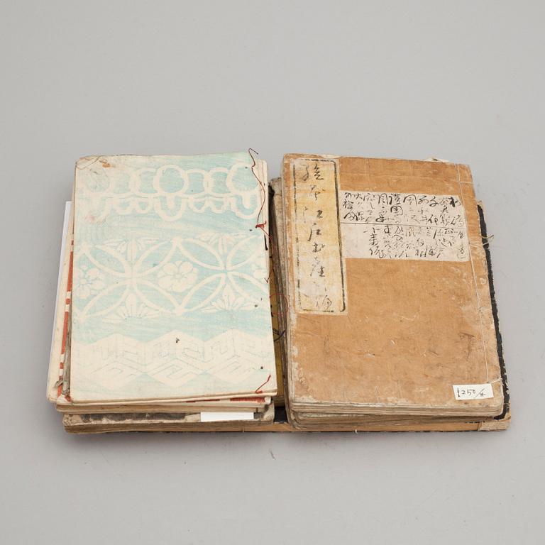 BOK, Hokusai Manga, troligen 1870-tal, samt 8 böcker med träsnitt av olika författare och konstnärer, Japan 1800-tal.