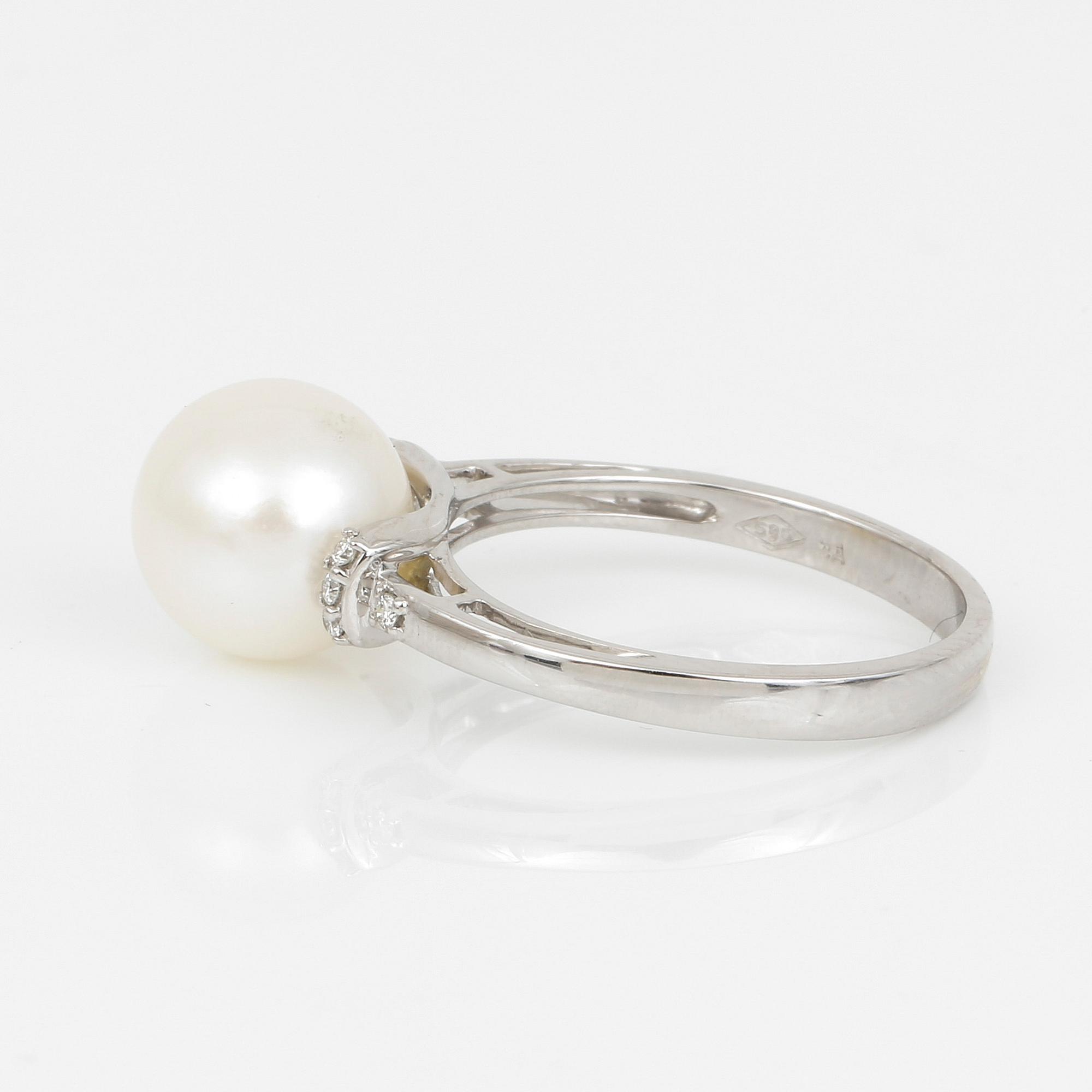 RING, 14K vitguld med odlad pärla och små diamanter tot ca 0,08 ct. Total vikt ca 3,58 g.