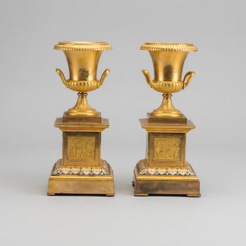 A pair of Empire urns, 19th century first part.