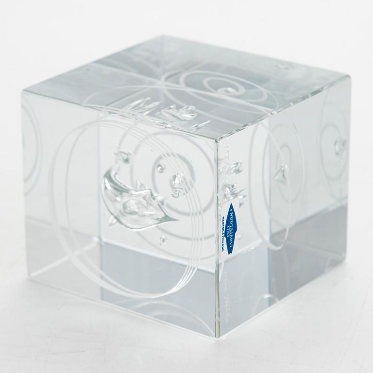 Oiva Toikka, An annual cube, signed Oiva Toikka Nuutajärvi 1987 and numbered 155/2000.