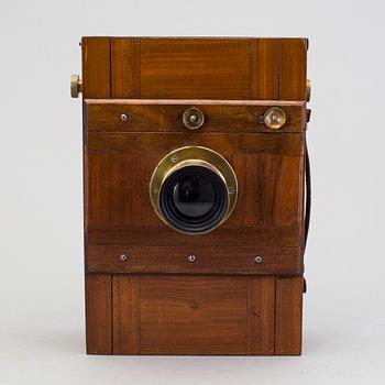 An early 20th century field camera.
