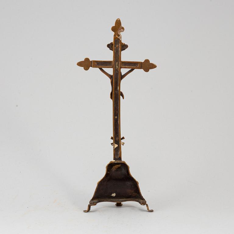 A brass crucifix, 17th/18th century.