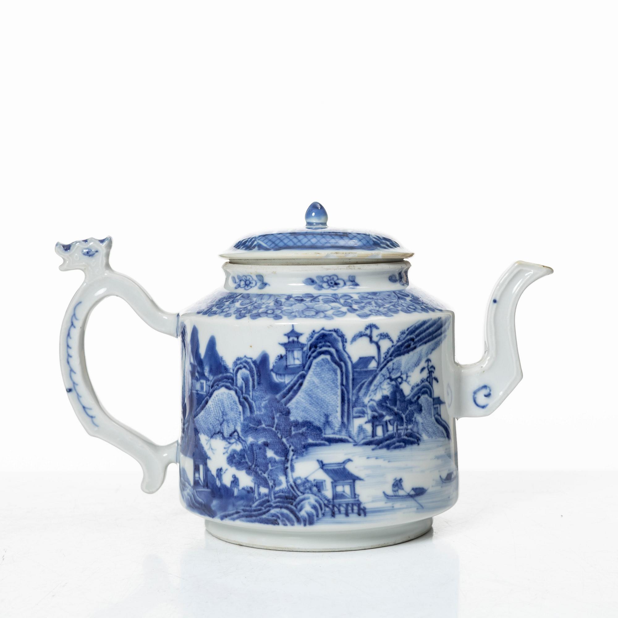 A blue and white tea pot with cover and serving dish, Qing dynasty, Qianlong (1736-95).