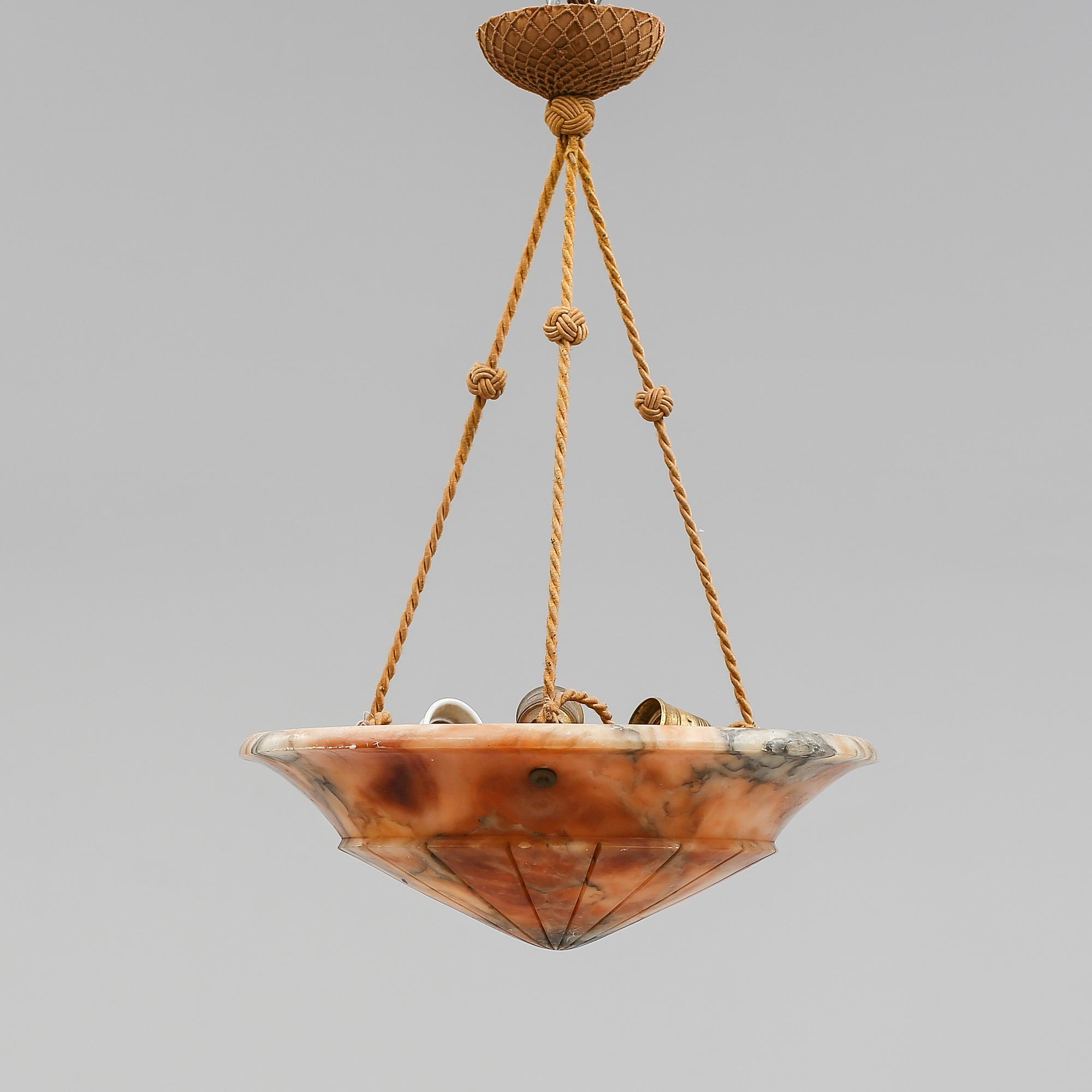TAKAMPEL, alabaster, 1900-talets första hälft. Höjd 60 cm.