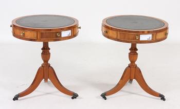 DRUMTABLES, ett par, engelsk stil, 1900-talets andra hälft.