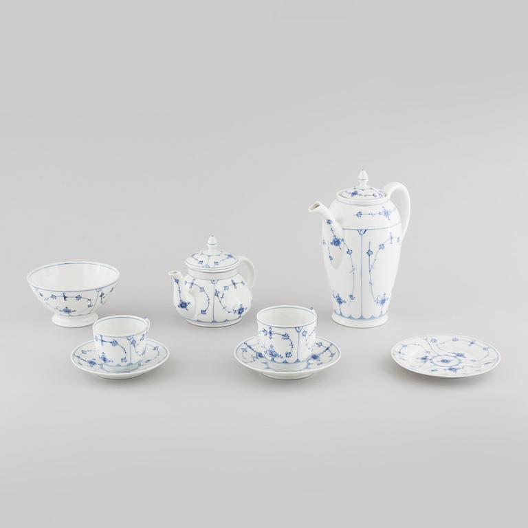 SERVISDELAR, 39 delar, porslin,  "Musselmalet", Porsgrund samt Royal Copenhagen, Norge och Danmark, 1900-tal.
