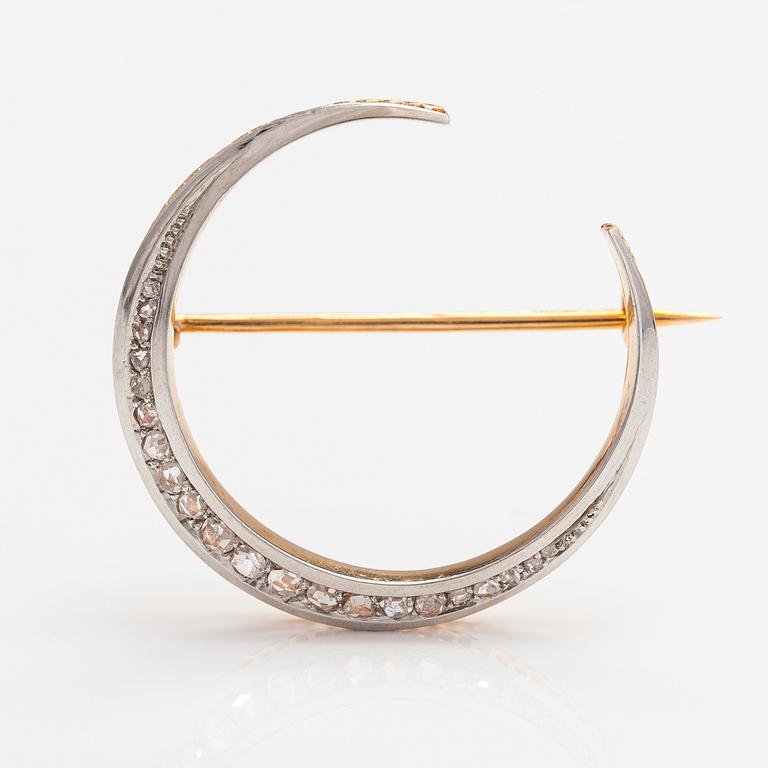 An 18K gold brooch ith rose-cut diamonds.