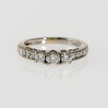 RING, 14K vitguld, briljantslipade diamanter tot. ca 0,50 ct. Vikt 3,6 g.