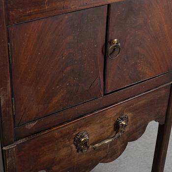 A mahogany bedside table from around the year 1900.