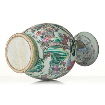 Praktvaser, ett par, porslin. Qingdynastin, 1800-tal.