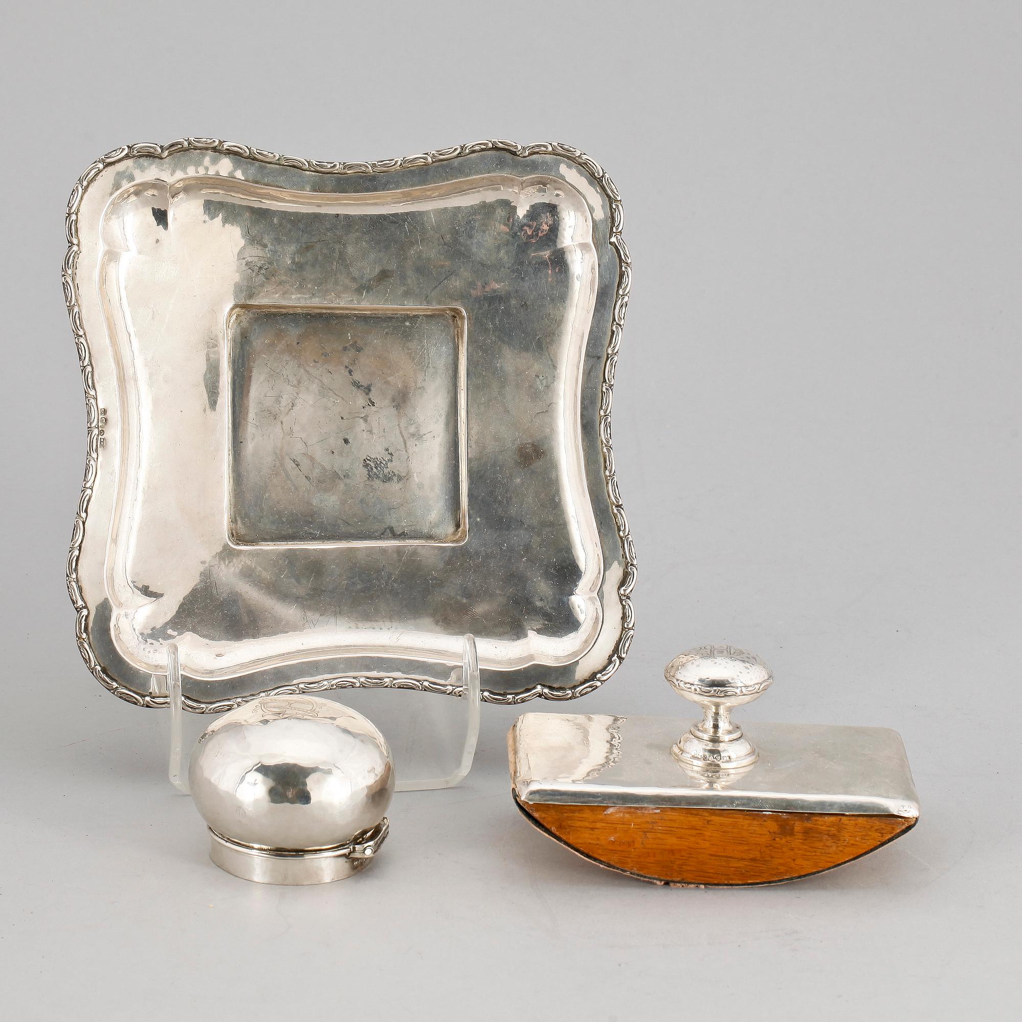 DEL AV BLÄCKHORN SAMT LÄSKPAPPERSVAGGA, silver, CA Kjernås, Göteborg 1920-21.