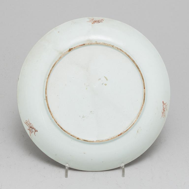 A famille rose export porcelain dish, Qing dynasty, 18th century.