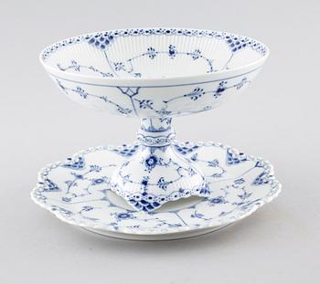 43 pieces of porcelain tableware from Royal Copenhagen, model "Musselmalet",second half of the 20th century.