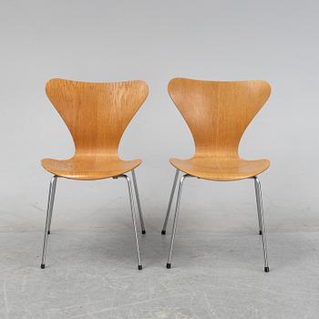 Arne Jacobsen, a pair of oak 'Sjuan' chairs, Fritz Hansen, 1950/60s.