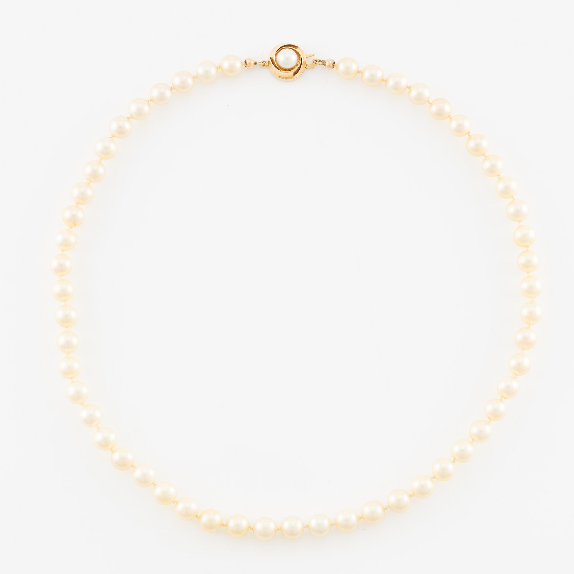 Necklace of cultured pearls with an 18K gold clasp and a cultured pearl.