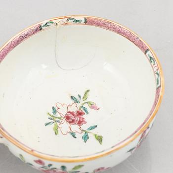 A pair of Famille Rose porcelain cups, China, Qing dynasty, Qianlong (1736-95).
