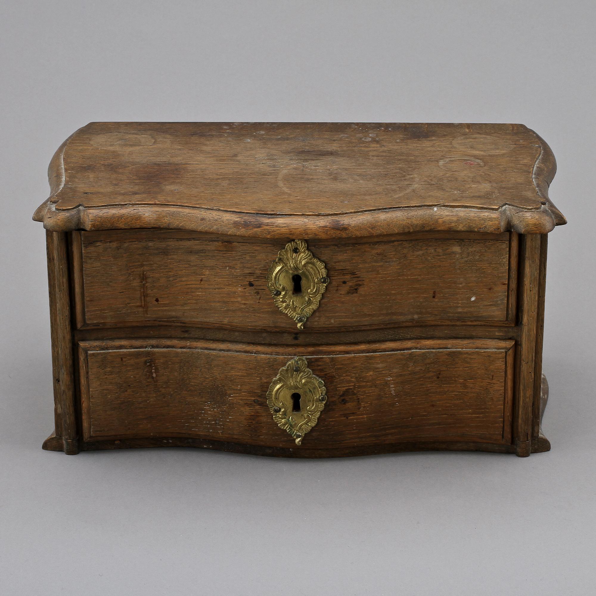 MINIATYRBYRÅ, senbarockstil, 1800-tal.