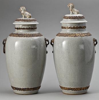 A pair of ge-glazed jars with covers, Qing dynasty.