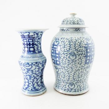 Lockurna samt vas Kina 1900-tal porslin.