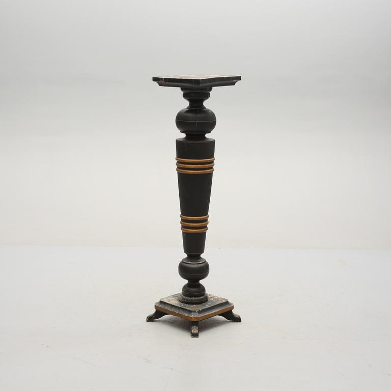 PIEDESTAL, sent 1800-tal.