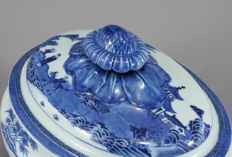TERRIN, porslin, Kina, omkring år 1800.