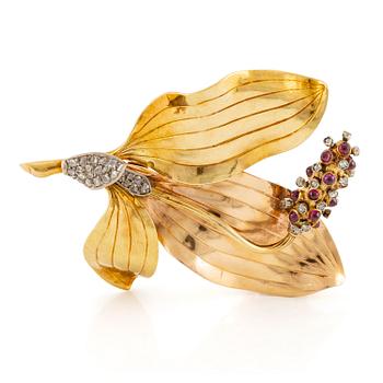 621. A W.A. Bolin brooch 18K gold set with cabochon-cut rubies and rose-cut diamonds, Stockholm 1944.