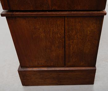 KLÄDSKÅP, England, 1900-talets första hälft.