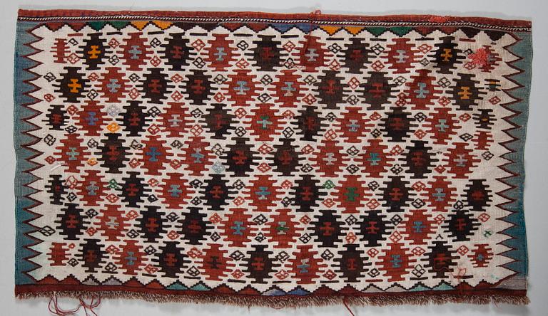 KELIM, VÄSKA OCH MATTA, antika. Väskan 107x47 cm, höjd 38 cm. Mattan 107x59 cm.