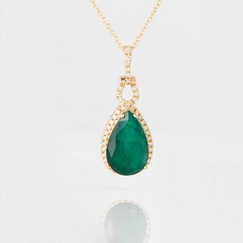 HÄNGE, med droppslipad smaragd ca 5.30 ct samt briljantslipade diamanter ca 0.30 ct.