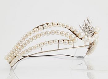 Diadem odlade pärlor samt avtagbar WA Bolin brosch med gammalslipade diamanter.