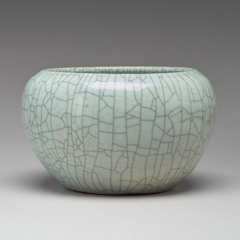 A ge-glazed bowl/censer, Qing dynasty.