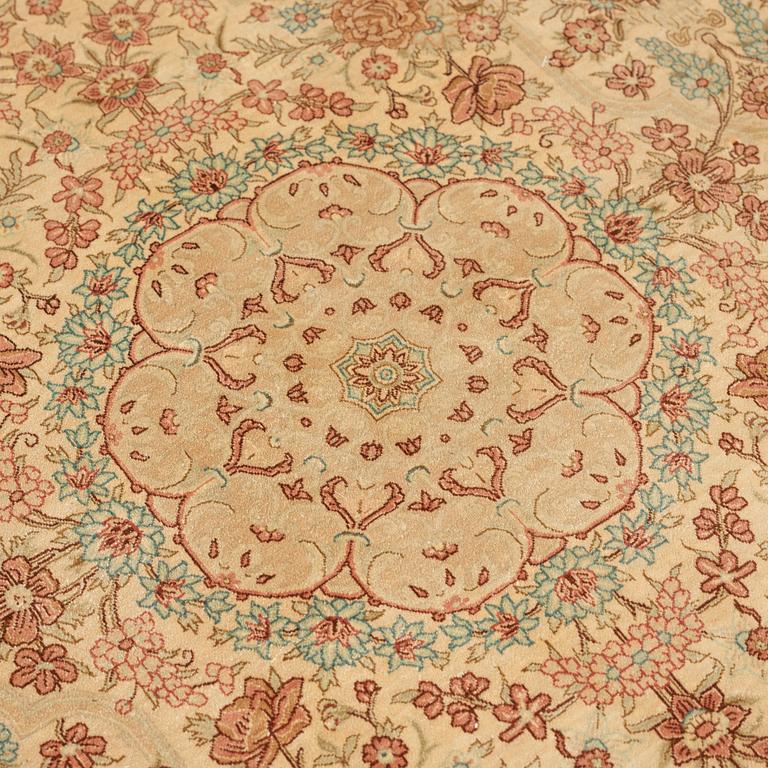 OLD SILK QUM. 289,5 x 195 cm.