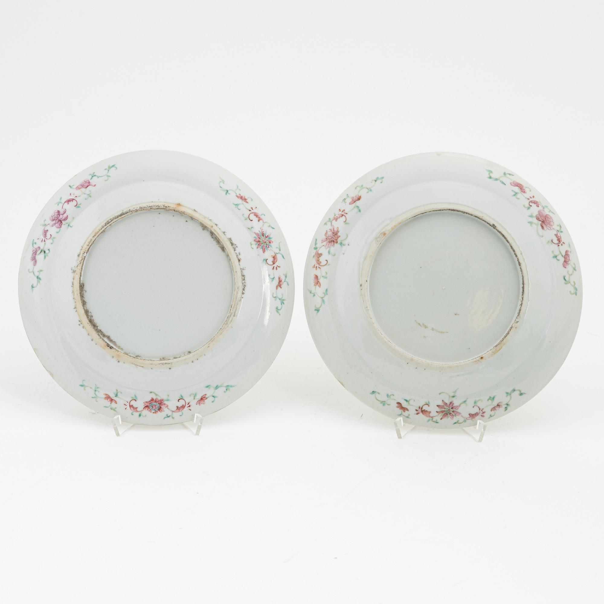 A pair of fur clawed dragon dishes, late Qing dynasty, circa 1900.