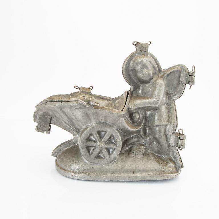 A set of four pewter icecream moulds around 1900.