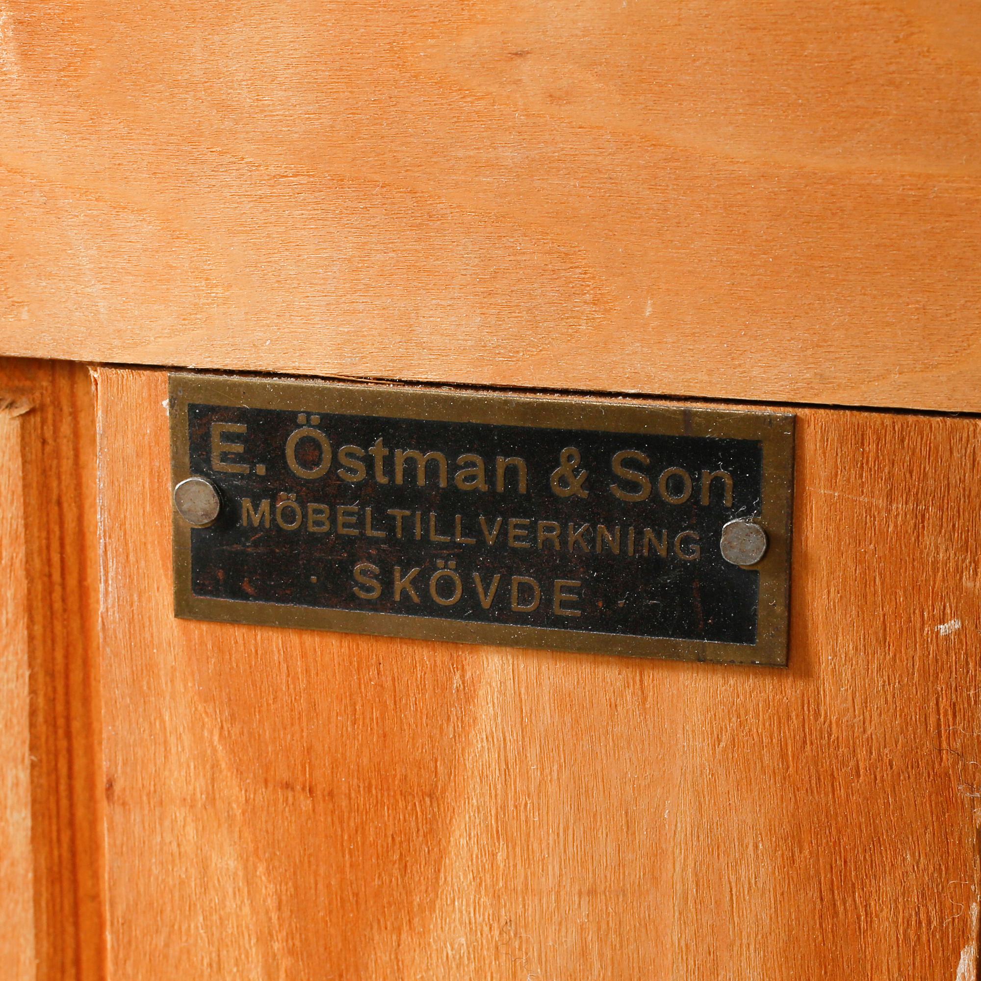 SKÅP, gustaviansk stil, E. Östman & Son Möbeltillverkning, Skövde, 1900-talets första hälft.